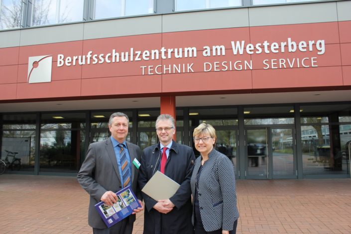 Von links: Schulleiter Herr Papenbrock, MdL Frank Henning und Kultusministerin Frauke Heiligenstadt beim Besuch des Berufsschulzentrums am Westerberg.