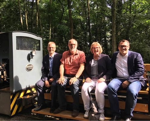 Fahrt mit der Feldbahn. Von links nach rechts: MdL Frank Henning, SPD-Generalsekretär Detlef Tanke, Bundestagskandidatin Antje Schulte-Schoh und MdEP Tiemo Wölken.