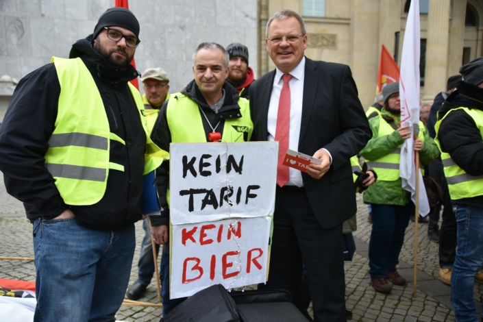 Demonstration der Gilde-Mitarbeiterinnen und -Mitarbeiter vor dem Nds. Landtag am 20. November 2019.